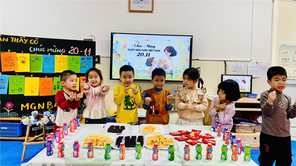 Các bé MGN B4 liên hoan chúc mừng Ngày Nhà giáo Việt Nam