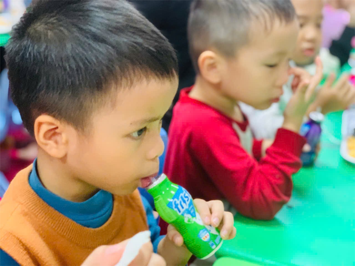 Các bé MGN B4 liên hoan chúc mừng Ngày Nhà giáo Việt Nam