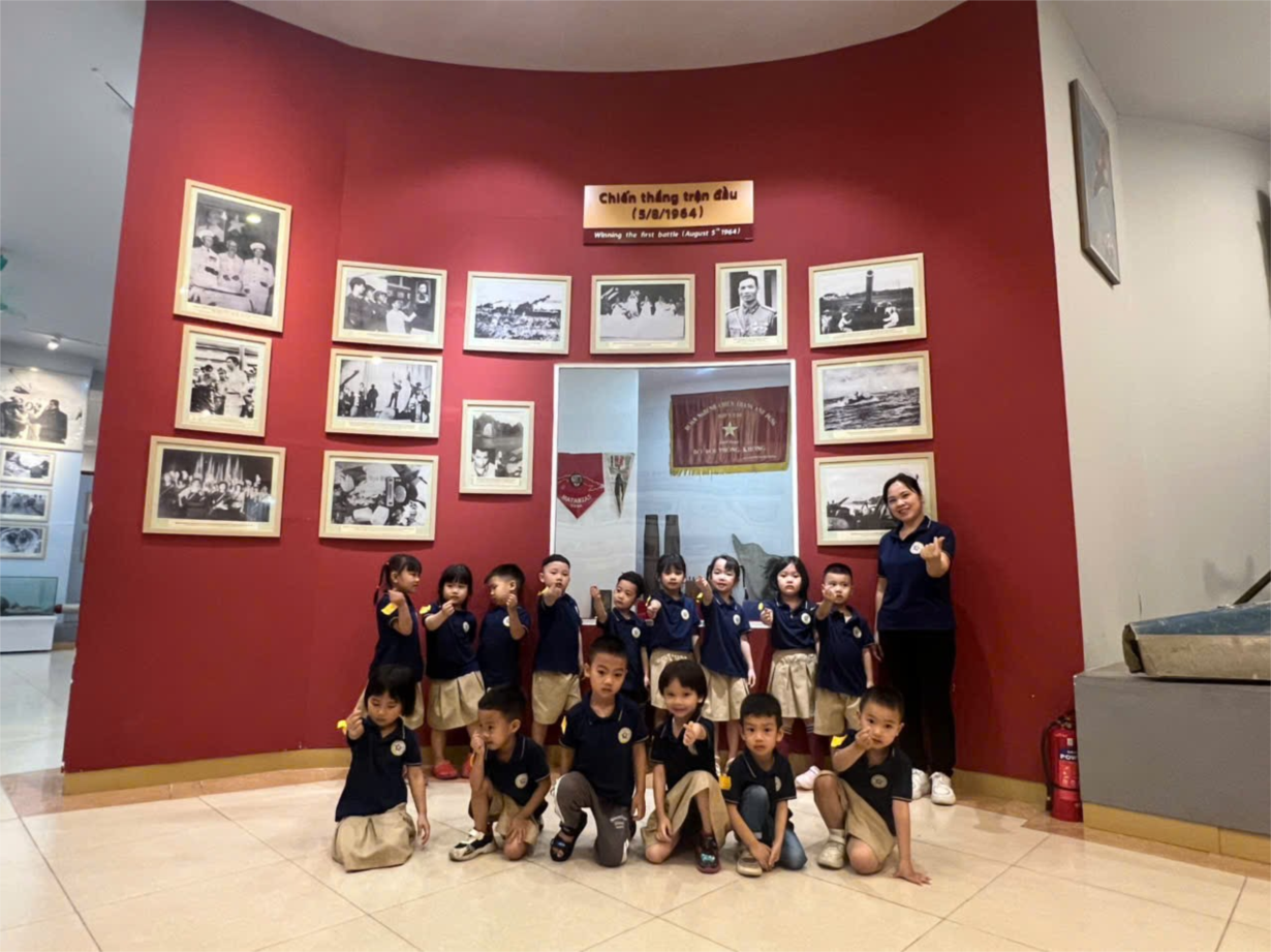 Các bé MGN B4 tham quan Bảo tàng phòng không - không quân