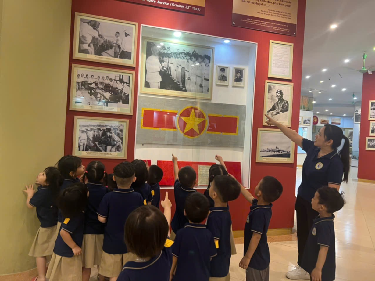 Các bé MGN B4 tham quan Bảo tàng phòng không - không quân