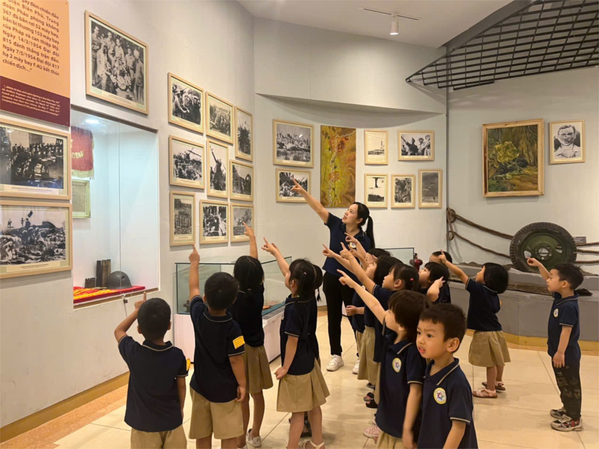 Các bé MGN B4 tham quan Bảo tàng phòng không - không quân