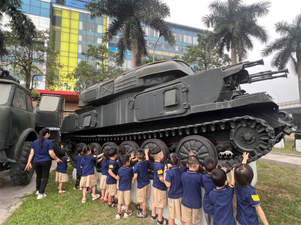 Các bé MGN B4 tham quan Bảo tàng phòng không - không quân