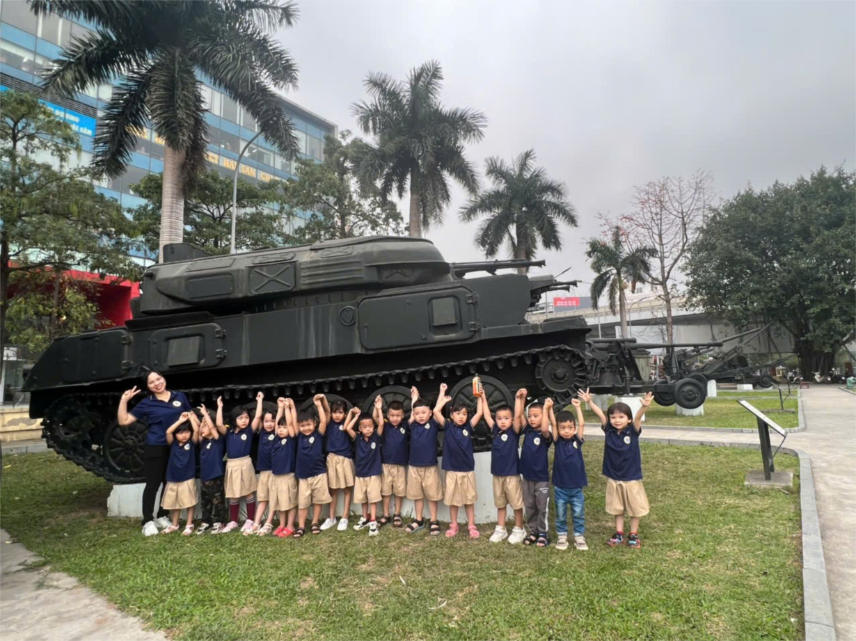 Các bé MGN B4 tham quan Bảo tàng phòng không - không quân