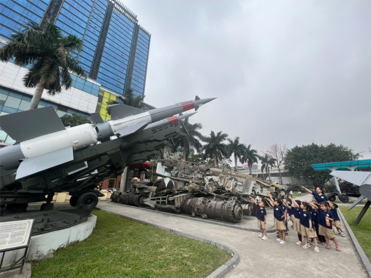 Các bé MGN B4 tham quan Bảo tàng phòng không - không quân
