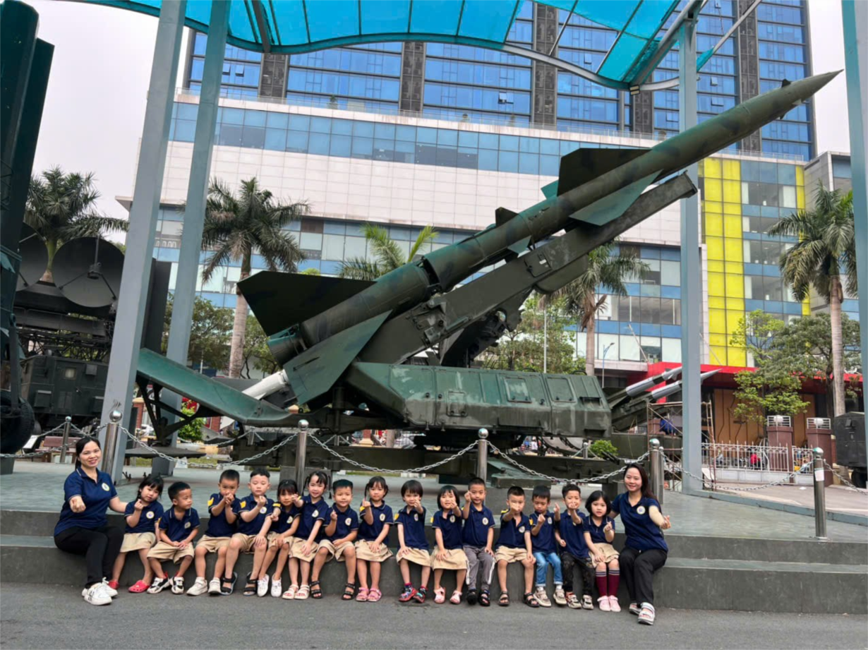 Các bé MGN B4 tham quan Bảo tàng phòng không - không quân