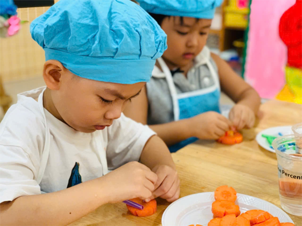 Các bé MGN B4 khám phá sự kỳ diệu của củ cà rốt