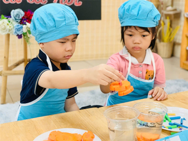 Các bé MGN B4 khám phá sự kỳ diệu của củ cà rốt