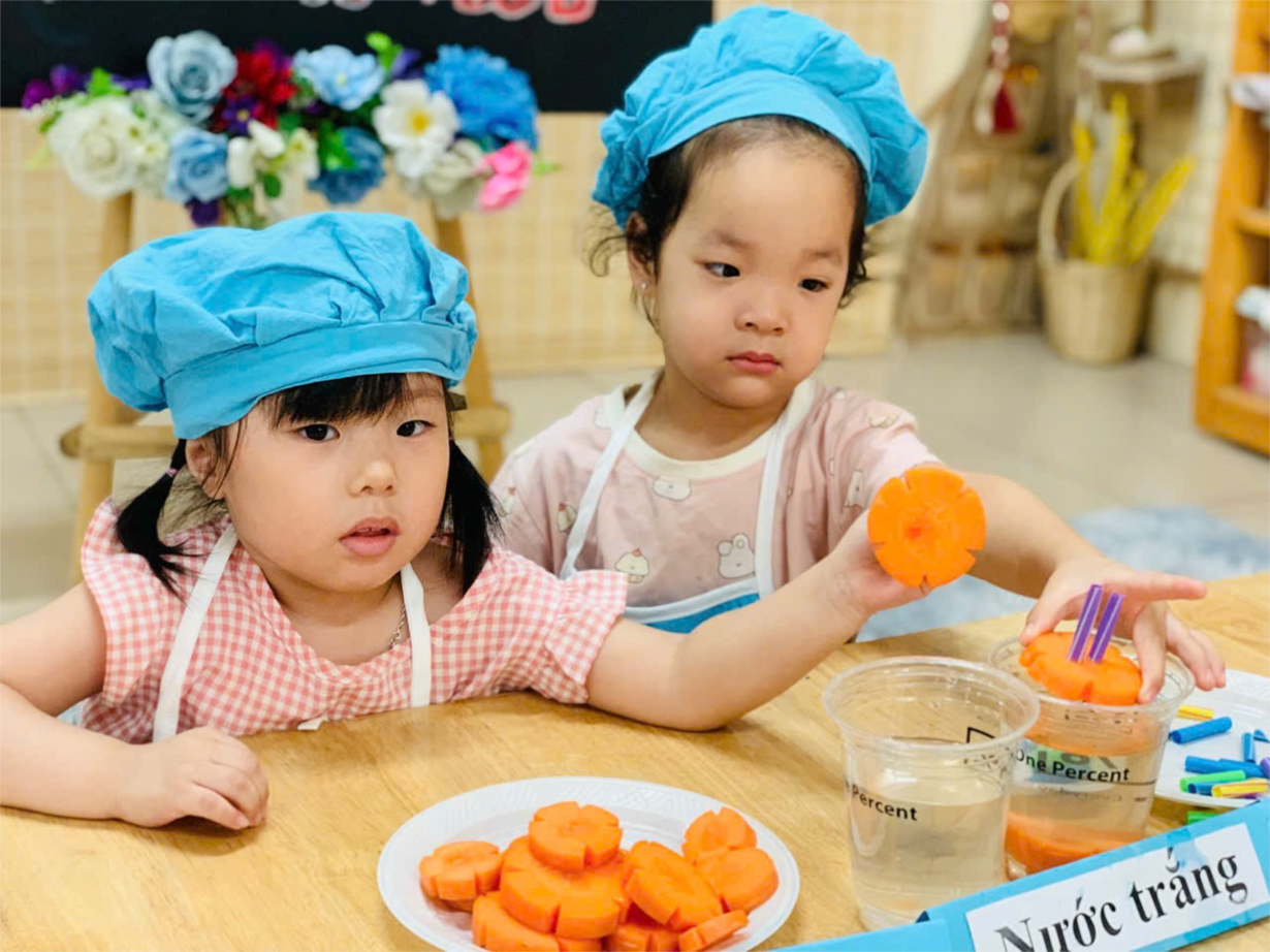 Các bé MGN B4 khám phá sự kỳ diệu của củ cà rốt