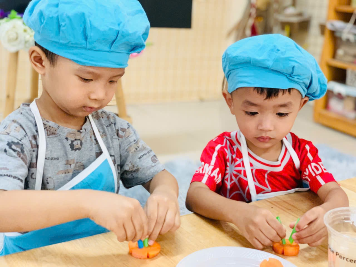 Các bé MGN B4 khám phá sự kỳ diệu của củ cà rốt