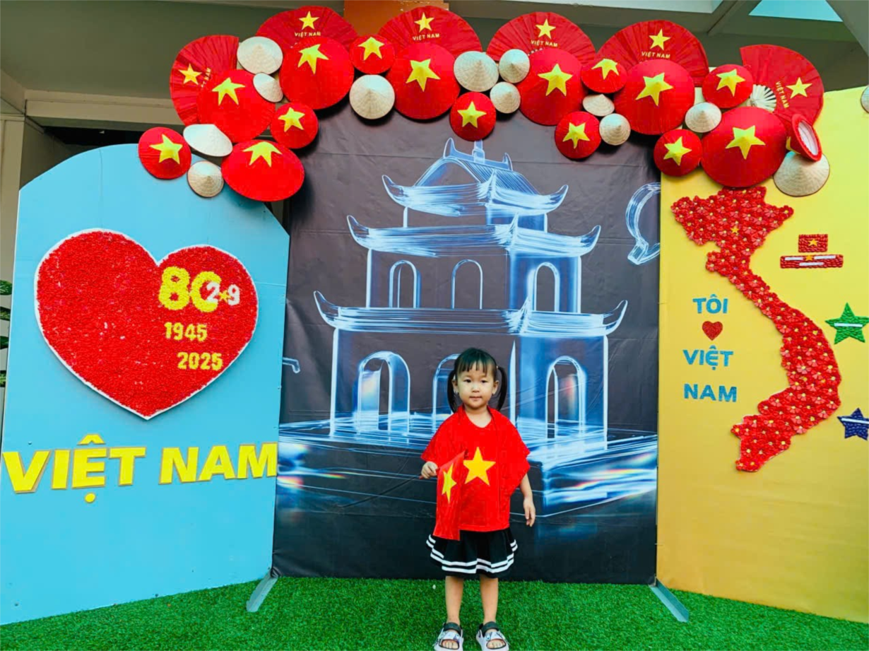 Các bé MGN B4 chào mừng kỷ niệm 80 năm Quốc Khánh 2 - 9