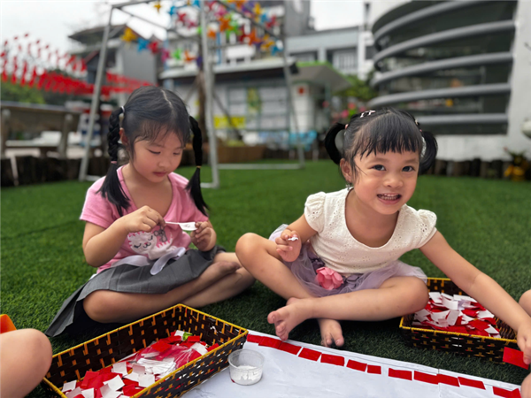 Bé nặn bánh trôi.png