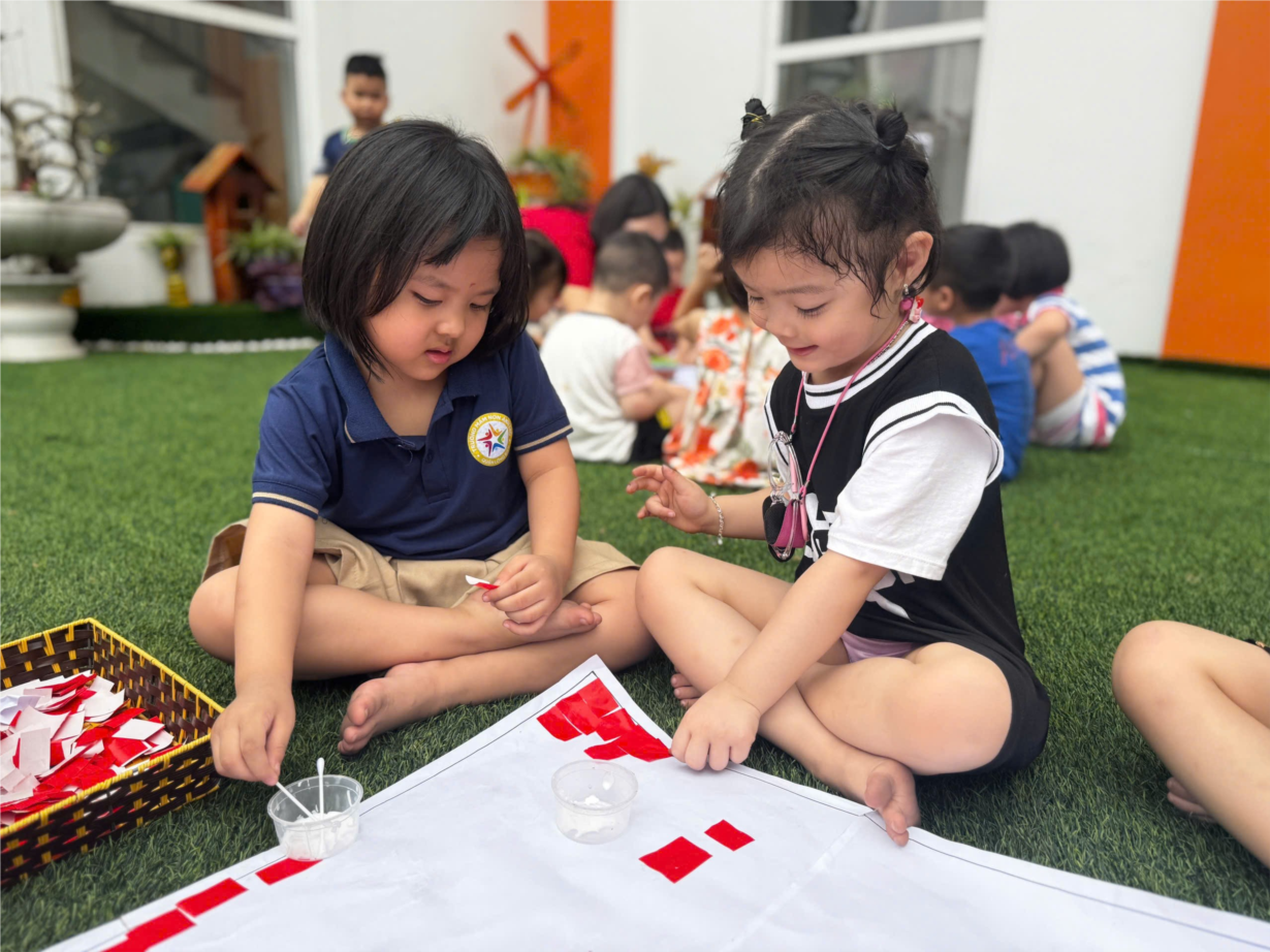 Bé nặn bánh trôi.png