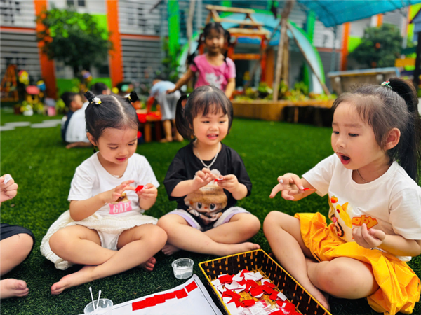 Bé nặn bánh trôi.png