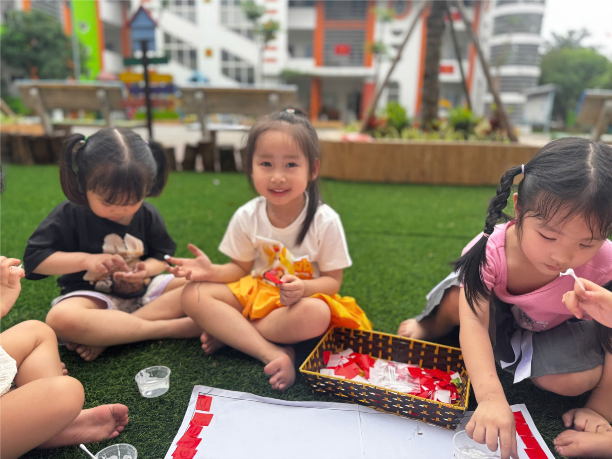 Bé nặn bánh trôi.png