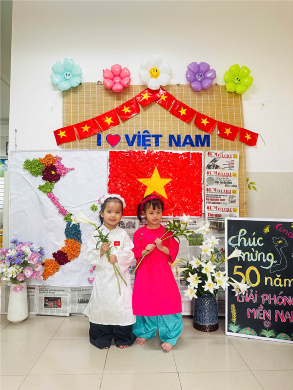 Bé nặn bánh trôi.png