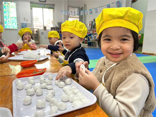 Bé nặn bánh trôi.png