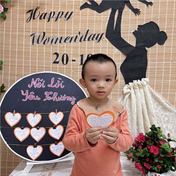 Hình ảnh các bé lớp C2 tô màu bông hoa tặng mẹ.