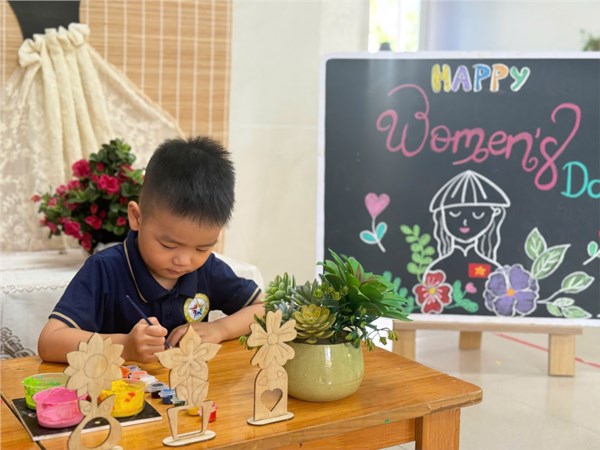 Hình ảnh các bé lớp C2 tô màu bông hoa tặng mẹ.