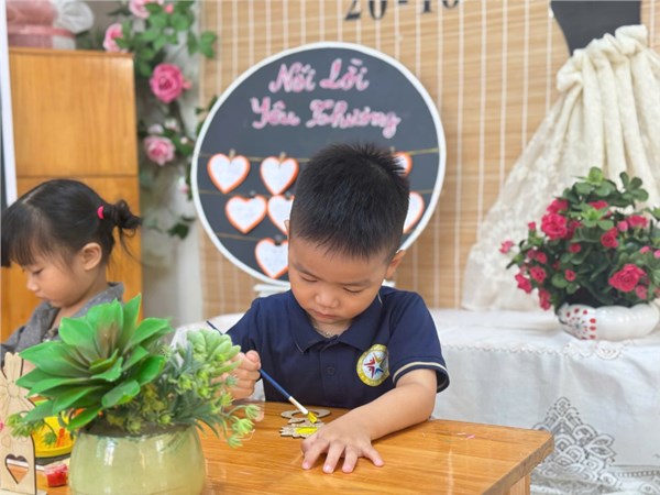 Hình ảnh các bé lớp C2 tô màu bông hoa tặng mẹ.