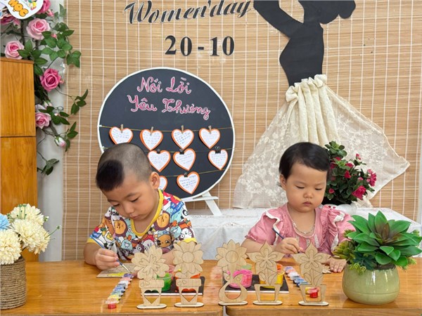 Hình ảnh các bé lớp C2 tô màu bông hoa tặng mẹ.