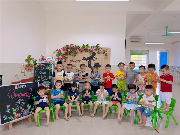 Hình ảnh các bé lớp C2 tô màu bông hoa tặng mẹ.