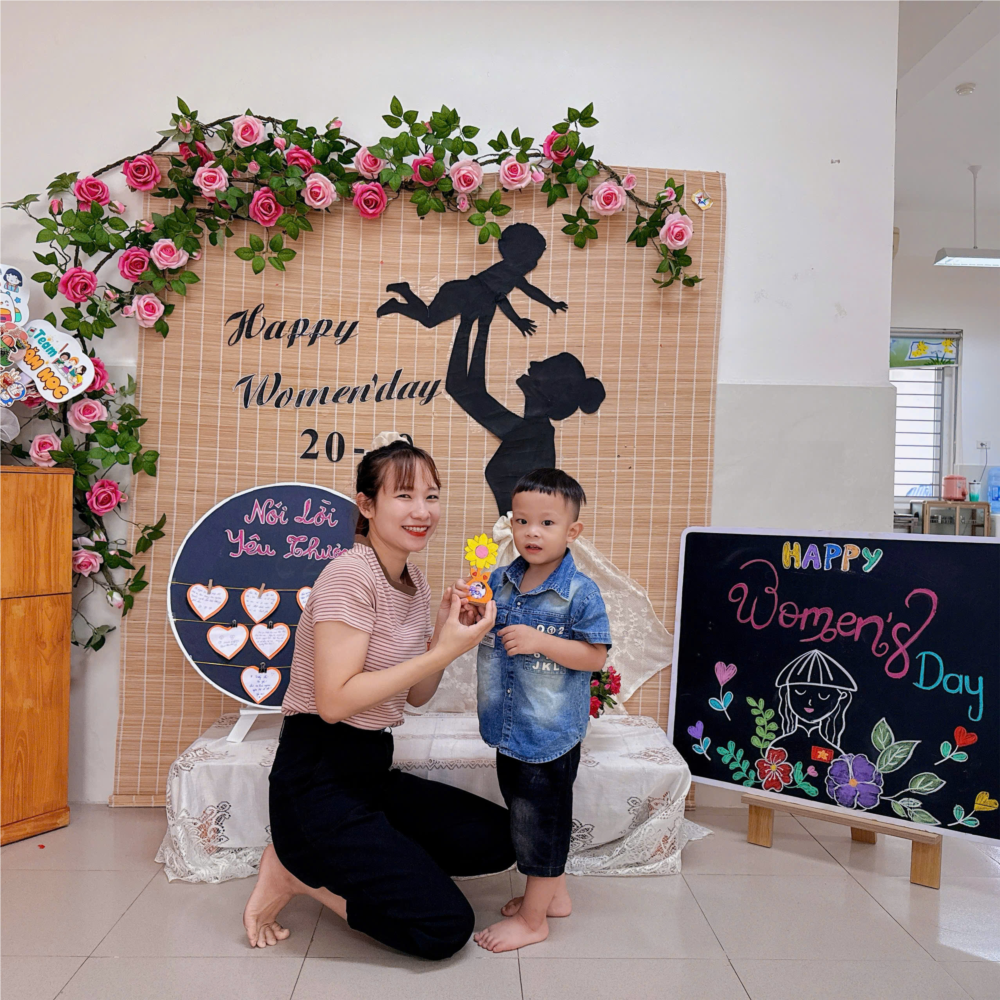 Hình ảnh các bé lớp C2 tô màu bông hoa tặng mẹ.