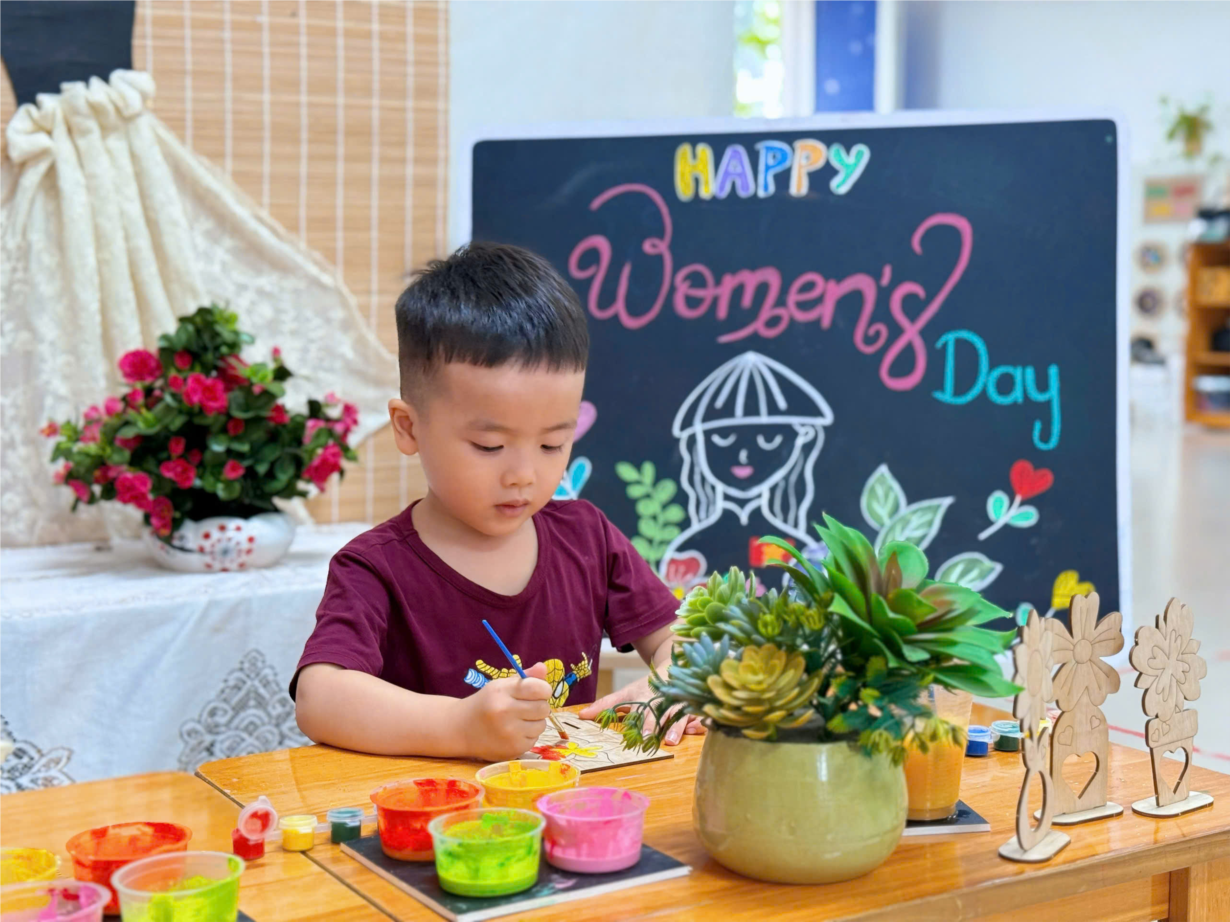 Hình ảnh các bé lớp C2 tô màu bông hoa tặng mẹ.