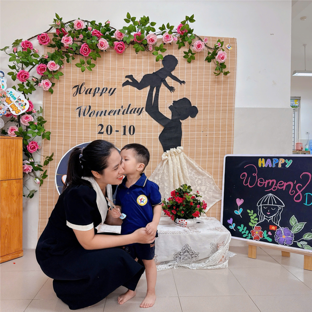 Hình ảnh các bé lớp C2 tô màu bông hoa tặng mẹ.