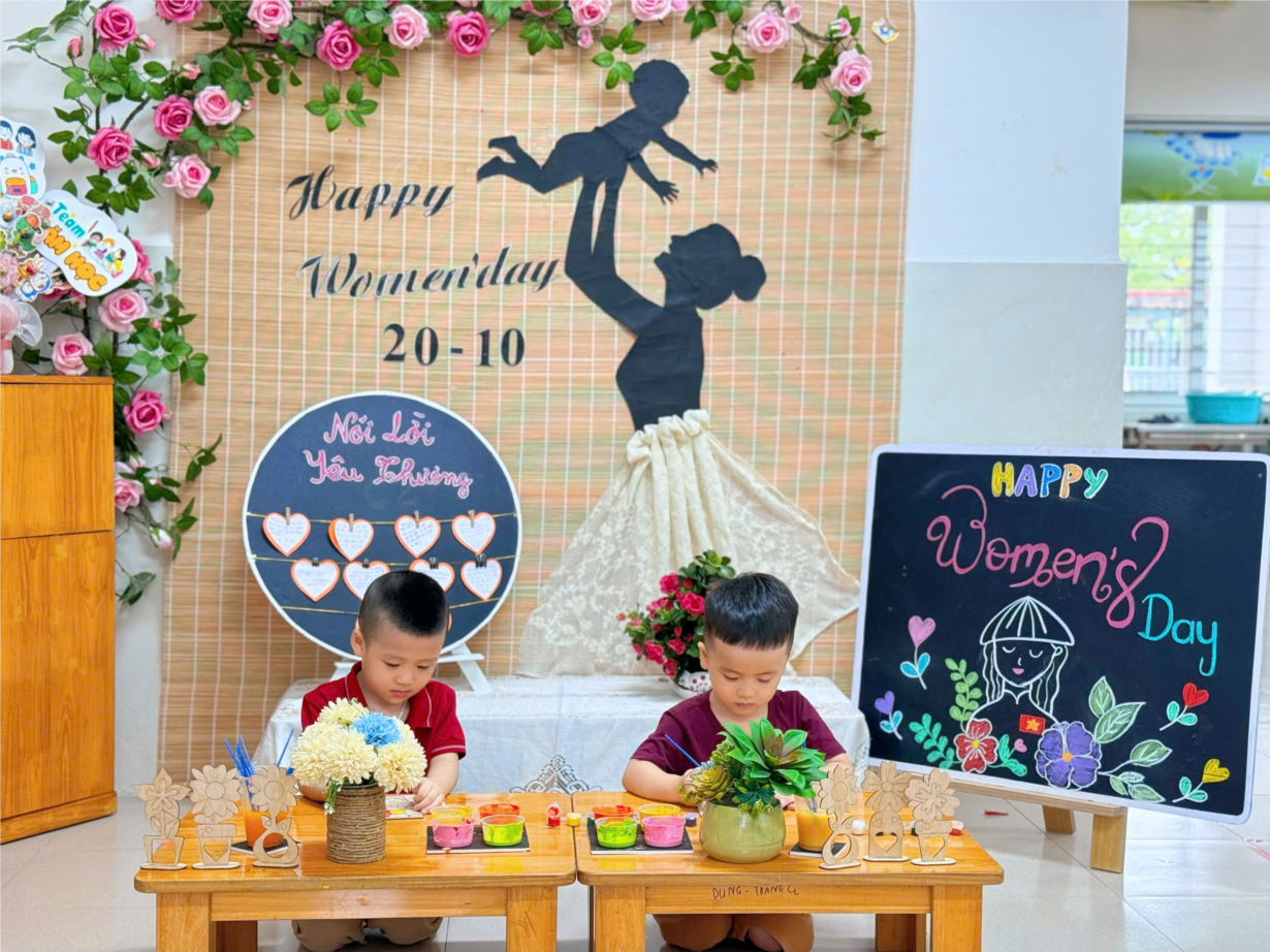 Hình ảnh các bé lớp C2 tô màu bông hoa tặng mẹ.