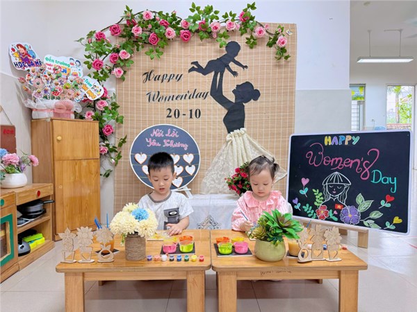 Hình ảnh các bé lớp C2 tô màu bông hoa tặng mẹ.