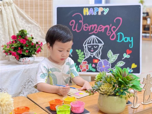 Hình ảnh các bé lớp C2 tô màu bông hoa tặng mẹ.