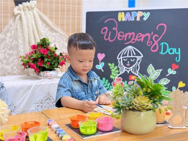 Hình ảnh các bé lớp C2 tô màu bông hoa tặng mẹ.