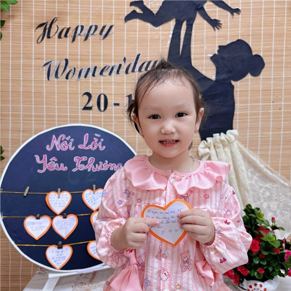 Hình ảnh các bé lớp C2 tô màu bông hoa tặng mẹ.