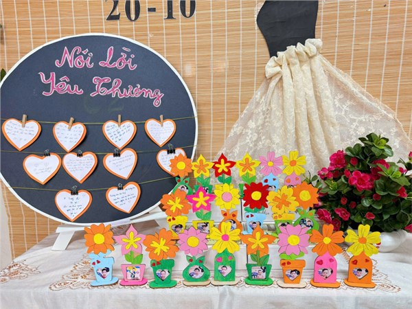 Hình ảnh các bé lớp C2 tô màu bông hoa tặng mẹ.