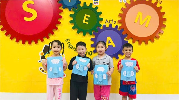 Các bé lớp B4 với giờ học tạo hình: xé dán hiện tượng thiên nhiên