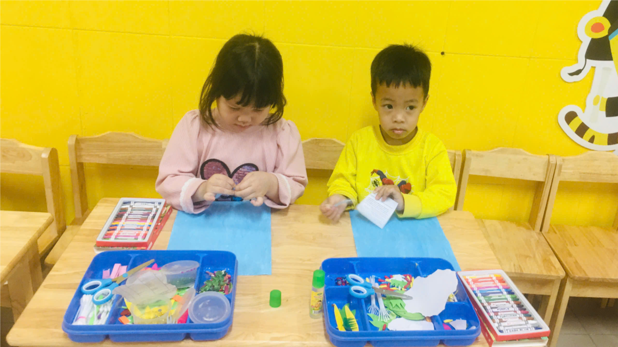 Các bé lớp B4 với giờ học tạo hình: xé dán hiện tượng thiên nhiên