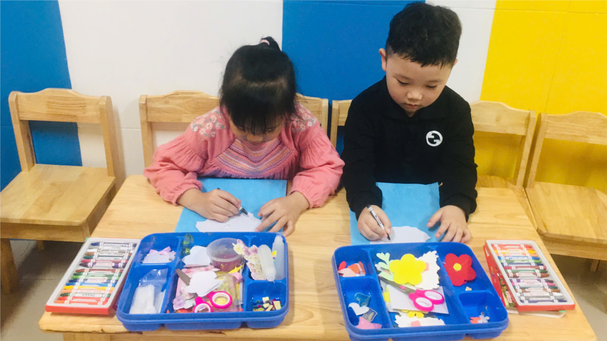 Các bé lớp B4 với giờ học tạo hình: xé dán hiện tượng thiên nhiên