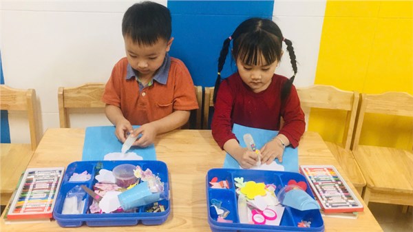 Các bé lớp B4 với giờ học tạo hình: xé dán hiện tượng thiên nhiên