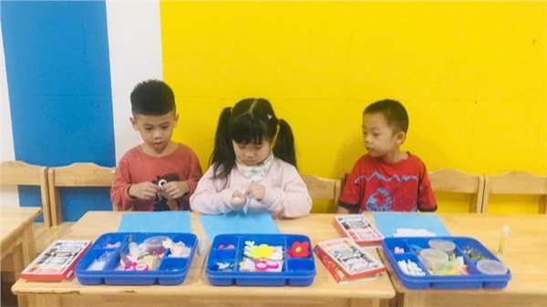 Các bé lớp B4 với giờ học tạo hình: xé dán hiện tượng thiên nhiên