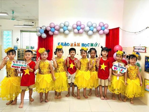 Các bạn nhỏ lớp MGL A3 tham gia ngày lễ khai giảng.