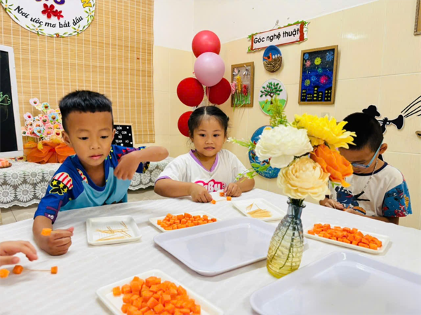 Tiết học tạo hình khối từ củ cà rốt của lớp MGL A3