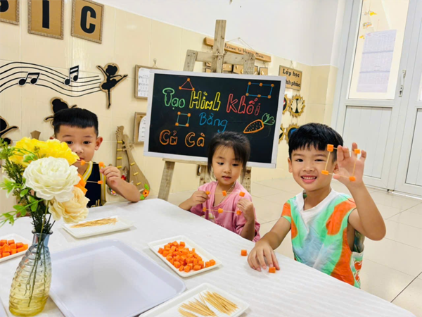 Tiết học tạo hình khối từ củ cà rốt của lớp MGL A3