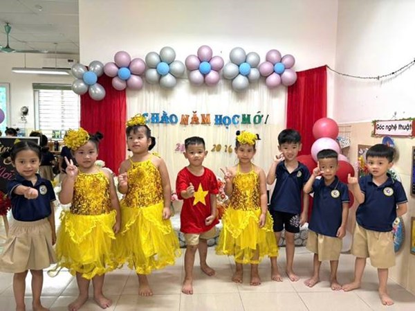 Các bạn nhỏ lớp MGL A3 tham gia ngày lễ khai giảng.