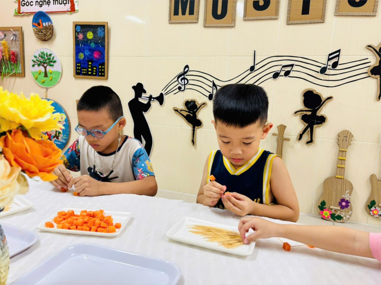 Tiết học tạo hình khối từ củ cà rốt của lớp MGL A3