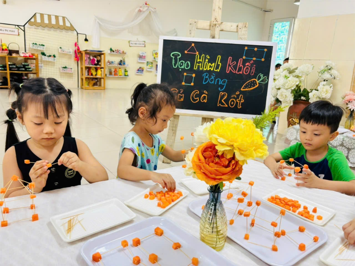 Các bạn nhỏ lớp MGL A3 tham gia ngày lễ khai giảng.