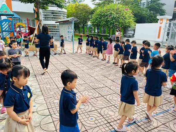 Các bạn nhỏ lớp MGL A3 tham gia thể dục sáng dưới sân trường.