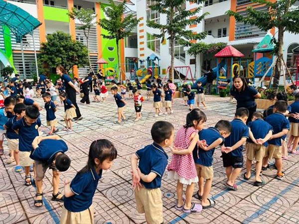 Các bạn nhỏ lớp MGL A3 tham gia thể dục sáng dưới sân trường.