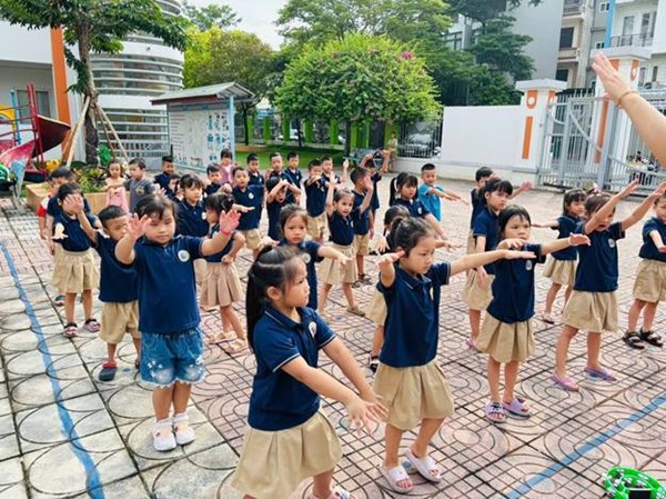 Các bạn nhỏ lớp MGL A3 tham gia thể dục sáng dưới sân trường.