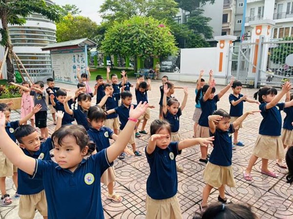 Các bạn nhỏ lớp MGL A3 tham gia thể dục sáng dưới sân trường.