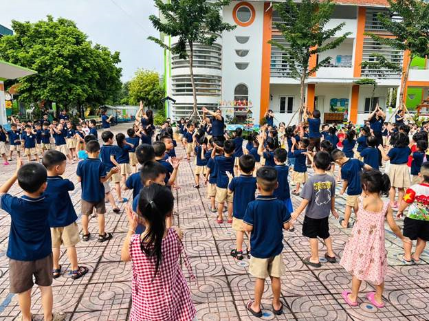 Các bạn nhỏ lớp MGL A3 tham gia thể dục sáng dưới sân trường.